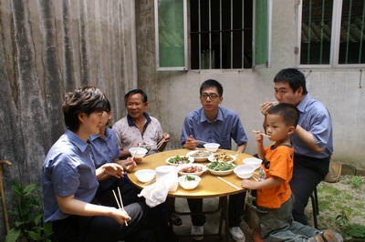 广东江门蓬江区:检察官陪残疾老人过节_广东