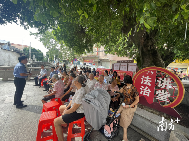 中山二区检古镇检察室在横栏镇贴边村大榕树下举办法治宣传活动。 中山市人民检察院供图